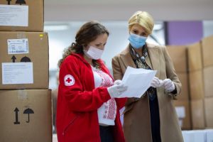 Medicii de familie din Sibiu vor primi pachete cu măşti, viziere, combinezoane şi mănuşi de protecţie pentru coronavirus