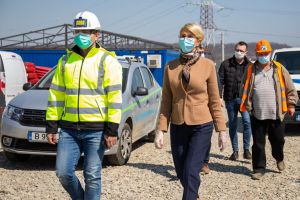 Vicepremierul Raluca Turcan a constatat că şantierul pe autostrada Sibiu – Piteşti înaintează „în ritm alert”