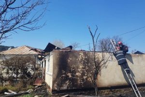 FOTO: Trei gospodării cuprinse de flăcări la Câmpuri