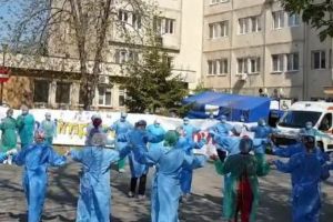 Horă nepotrivită? Medici şi asistente de la Craiova au dansat în curtea spitalului, în echipamente de protecţie (VIDEO)