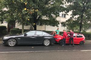 Trei maşini avariate pe o stradă din Bistriţa după ce şoferul unui BMW a ratat direcţia (FOTO)