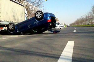 Autoturism răsturnat după o coliziune în municipiul Braşov