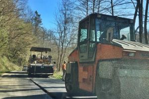 Lucrări de întreţinere de 1,6 milioane lei pe drumul Nădrag-Crivina. CJ Timiş: „Asfalt ca-n palmă”