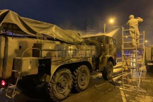 Dezinfecţie cu utilaje militare, pe străzile Sucevei, în lupta împotriva coronavirusului