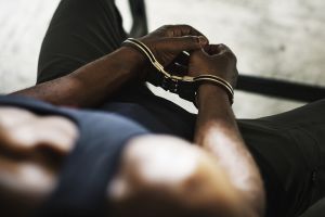 IUBARETUL DE LA PENITENCIARUL IASI! Un puşcăriaş condamnat pe viaţă deschide procese cu nemiluita ca să întâlnească fete în sala de judecată