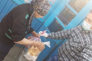 FOTO 500 de pâini donate bătrânilor din Botoşani. „Tot mai multe persoane se plâng că mor de foame în locuinţe”