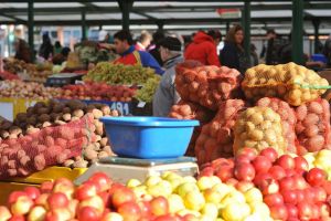Ce alimente s-au scumpit în această perioadă. Cartofii şi fructele, pe primul loc