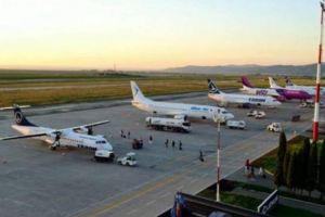 Doua curse charter cu muncitori sezonieri,ce trebuiau sa plece de pe Aeroportul IASI, au fost anulate. Jandarmii, chemati la aeroport