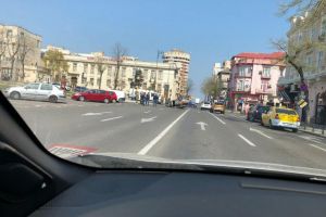 O masina s-a rasturnat: Accident rutier cu victima la intersectia bulevardelor Tomis cu Ferdinand din Constanta 