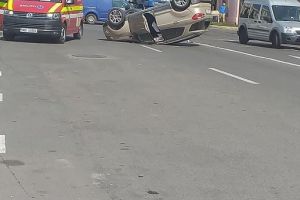 O masina s-a rasturnat: Accident rutier cu victima la intersectia bulevardelor Tomis cu Ferdinand din Constanta (galerie foto)  