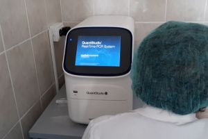 Testele pentru Covid-19 se fac tot la Cluj. De ce întârzie lucrurile pe plan local unde sunt două aparate PCR