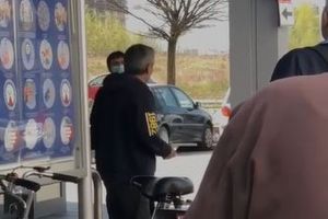 VIDEO: Scandal la Lidl pe Mihai Viteazul – Un bărbat indignat că trebuie să păstreze distanţa