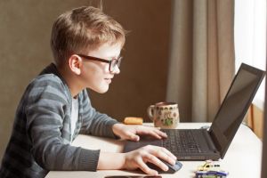 Se poate şi online! Lecţii despre poluare, ţinute de comisarii de mediu pentru elevii din Bihor