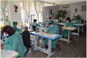 Combinezoane pentru spitale şi măşti fabricate la Tricotton Junior