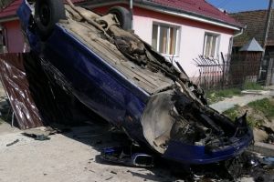 Două persoane au fost rănite după ce o maşină s-a răsturnat la Viile Tecii. Șoferul nu avea permis