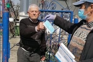 FOTO. MODEL DE URMAT: Prima localitate mureşeană unde se distribuie gratuit măşti!