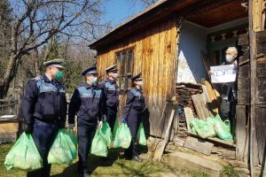 FOTO-VIDEO: Poliţiştii vrânceni au adus un strop de speranţă şi bucurie pe chipul unor bătrâni din Vintileasca