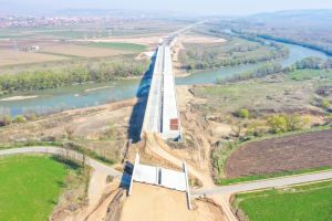 VIDEO| Autostrada A10 Sebeş-Turda, lotul 1, filmat complet: Pizzarotti a învăţat hora ”tot pe loc, pe loc…”