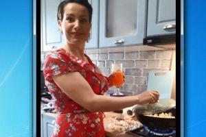 VIDEO: Mureşenii stau acasă: Adina Iancu face popcorn