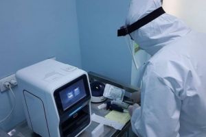 Au inceput probele pentru aparatul care depisteaza COVID-19, la Spitalul Judetean. Urmeaza testarile pe pacienti