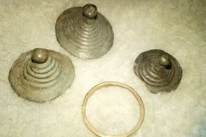 Podoabe şi inel de bronz de peste 3.000 de ani, descoperite de un bihorean în comuna Măgeşti