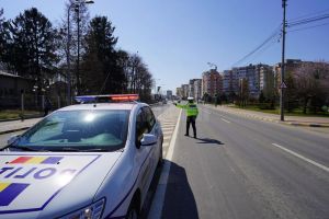 Maşină răsturnată în miez de noapte. La volan era o tânără băută