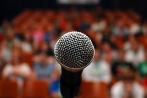 Program online de public speaking pentru elevi şi studenţi