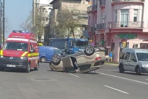 Constanta. Accidentul din intersectia Miga surprins de camere de luat vederi. Masina rasturnata. Toti cei prezenti au sarit in ajutor 