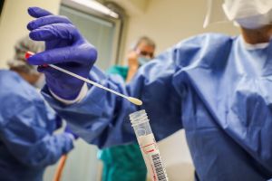 În Bihor a început testarea comunitară pentru coronavirus! La propunerea laboratorului Spitalului Judeţean, se foloseşte metoda testării în grup