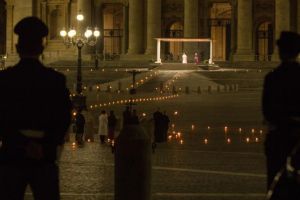 VIDEO – FOTO: Papa Francisc, procesiune de Drumul Crucii în Piaţa Sfântul Petru, cu doar câţiva oameni