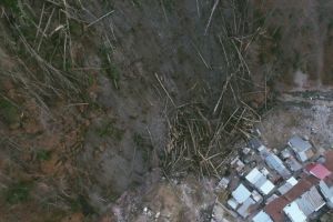 VIDEO – FOTO: Versanţii au luat-o la vale în Azuga – Douăzeci de familii evacuate de urgenţă