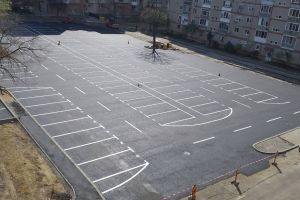 Parcare nouă în Soarelui, gata la un an de la demolarea garajelor. Se pun copaci şi bănci pentru socializare