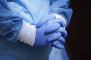Coronavirus în România. INSP: Femeile sunt mai predispuse la îmbolnăvire; risc mai mare de deces în rândul bărbaţilor