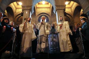 Anuntul oficial al Patriarhiei.Tot ce trebuie sa stii despre slujbele de Florii si Inviere.  Cum iei lumina in noaptea de Inviere fara sa mergi la biserica, in timpul starii de urgenta