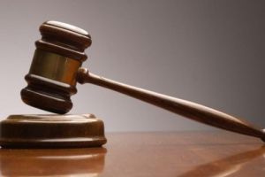Un bărbat care a tuşit intenţionat spre un poliţist a primit condamnare cu suspendare