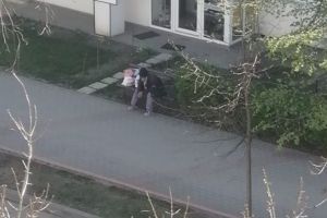 Un bătrân sărman din Botoşani, rămas fără bani şi doarme de două zile pe o bancă în Vaslui