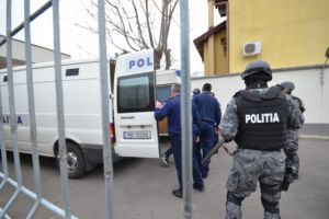 Botoşănean trimis la închisoare după ce a ameninţat cu moartea doi poliţişti. „Vă aştept eu acasă cu un cuţit”