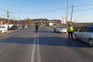 FOTO Filtru al Poliţiei şi Jandarmeriei la ieşirea din Botoşani. Toate maşinile sunt oprite