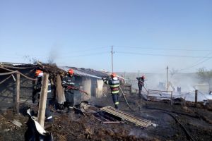 FOTO Ignoranţa l-a costat scump. Un botoşănean a incendiat o gospodărie, după ce a scăpat de control un foc de vegetaţie uscată