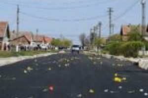 SFÂȘIETOR. Asistenta ucisă de paranoia COVID-19, condusă pe ultimul drum, în aplauzele întregii comune. Un drum presărat cu flori!