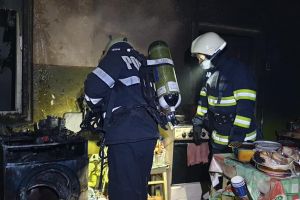 FOTO/VIDEO. Apartament făcut scrum în Satu Mare. Mamă şi fiu, salvaţi din flăcări de pompieri