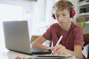Se poate face şcoală la distanţă? Un sociolog din Oradea a aflat că profesorii se simt nepregătiţi şi nu pot păstra legătura online cu toţi elevii lor