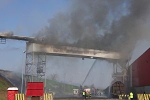 UPDATE. FOTO/VIDEO. INCENDIU la fabrica HS Timber Group din Sebeş. A luat foc o bandă transportatoare. 6 autospeciale lucreză în cooperare pentru stingerea acestuia