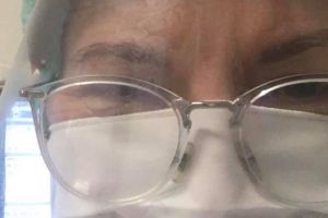 Un medic botoşănean spune că se apără de coronavirus cu „o frunză de brusture”, iar angajaţii din birouri au măşti cu filtru FPP. „Probabil intubează sau resuscitează documente cu Covid 19”