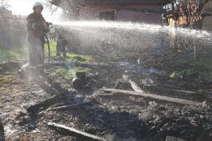 FOTO. Șopron în flăcări în judeţul Satu Mare. Pompierii au intervenit de urgenţă
