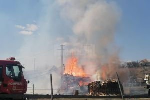 La Dorna Candrenilor: a vrut să ardă vegetaţia uscată şi a dat foc la grajd