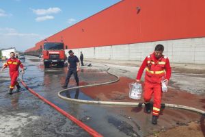 UPDATE. FOTO/VIDEO. După 4 ore de luptă cu flăcărle, cei peste 30 de pompierii au reuşi să stingă INCENDIUL izbucnit la HS Timber – Kronospan