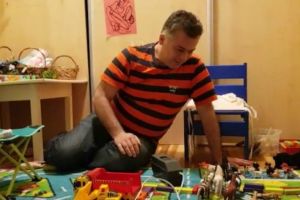 VIDEO Șeful Inspectoratului Școlar Sibiu a dat în mintea copiilor. Și-a făcut canal de YouTube şi se joacă cot la cot cu cei mici