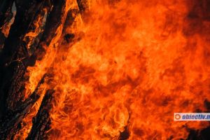 Bătrân carbonizat în urma unu incendiu provocat de explozia unei butelii. Pompierii încă se luptă cu flăcările