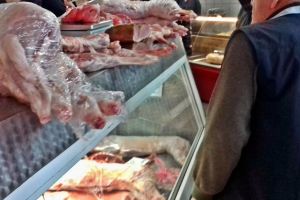 Puteţi cumpăra miel de Paşti dacă aveţi la voi cartea de identitate şi declaraţia pe propria răspundere. Răspunsurile GCS la întrebări din timpul stării de urgenţă